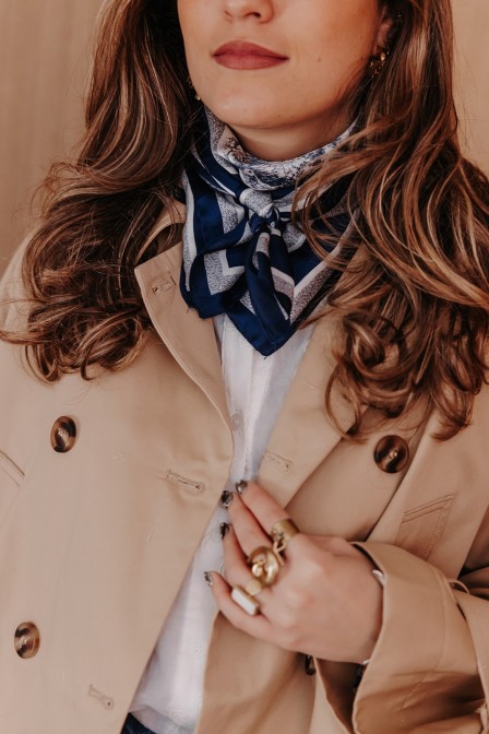 Femme avec un foulard carré.