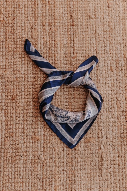 Femme avec un foulard carré.