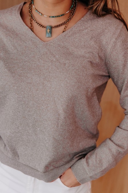 Femme avec un pull. Femme avec un pull.