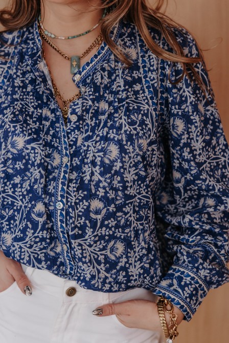 femme avec une chemise. femme avec une chemise.