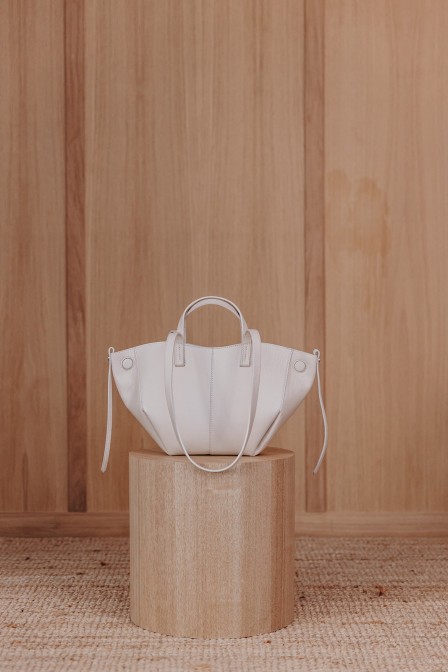 Sac posé sur un tabouret. Sac posé sur un tabouret.