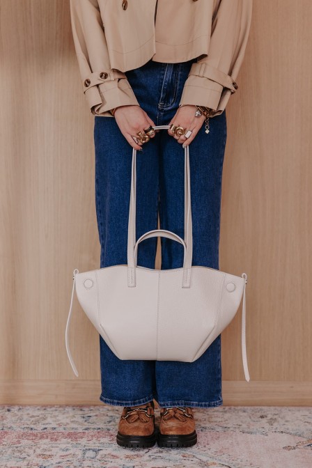 Sac posé sur un tabouret. Sac posé sur un tabouret.