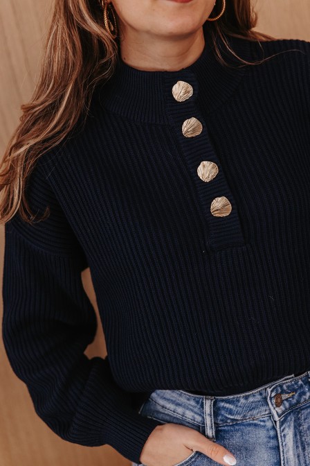 Zoom sur le pull porté.