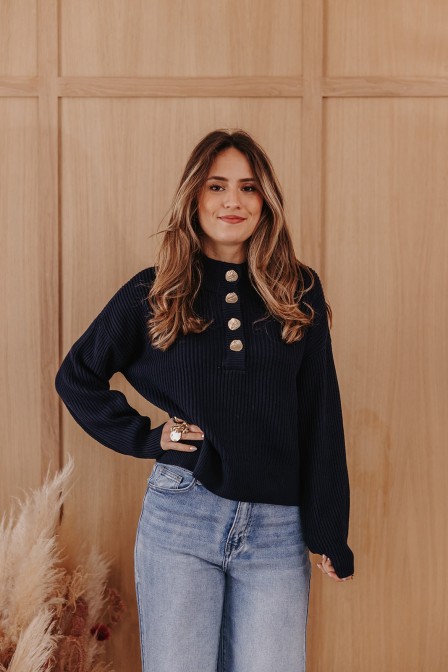 Zoom sur le pull porté.