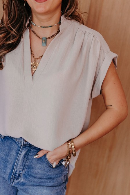 Femme avec un t-shirt. Femme avec un t-shirt.
