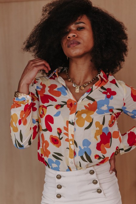 Femme avec une chemise. Femme avec une chemise.