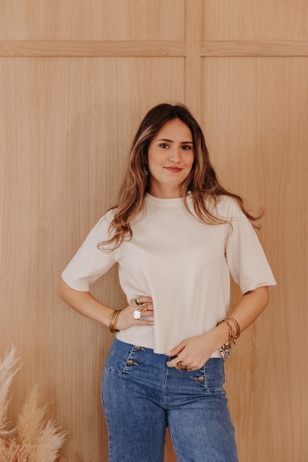 Femme avec un pull. Femme avec un pull.