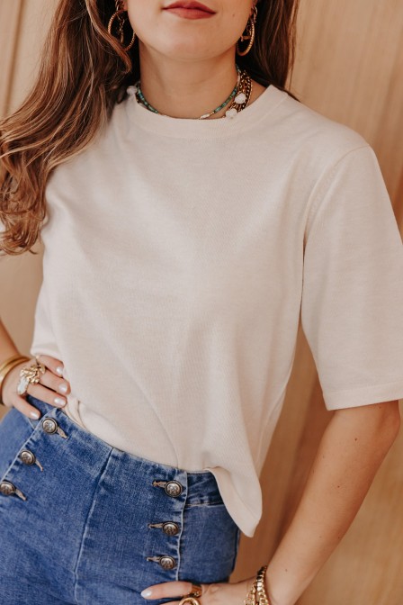 Femme avec un pull. Femme avec un pull.