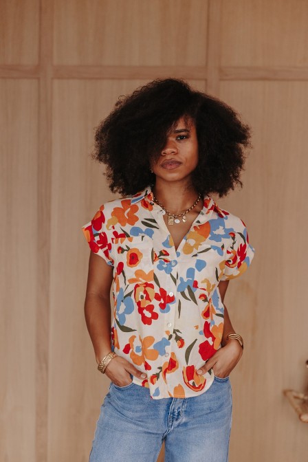 Femme avec une chemise. Femme avec une chemise.