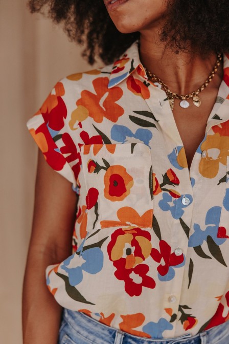 Femme avec une chemise. Femme avec une chemise.