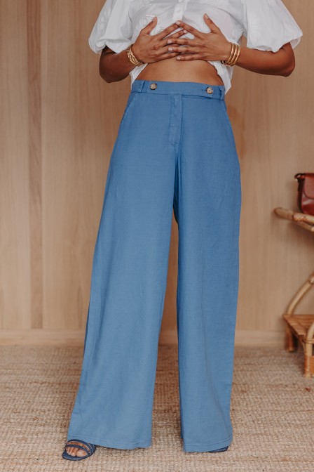 Femme avec un pantalon.