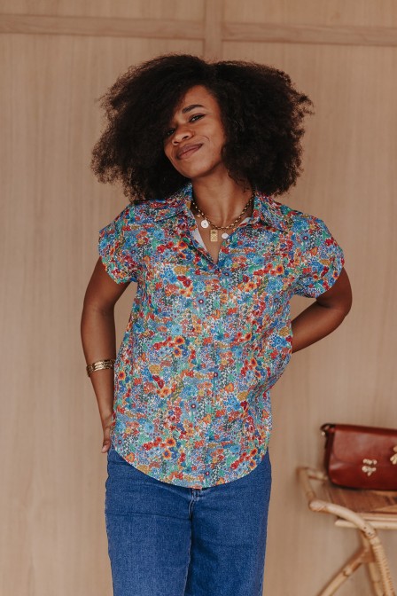Femme avec une chemisette imprimé fleuri. Femme avec une chemisette imprimé fleuri.
