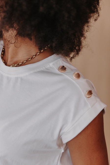 Femme avec un t-shirt blanc. Femme avec un t-shirt blanc.