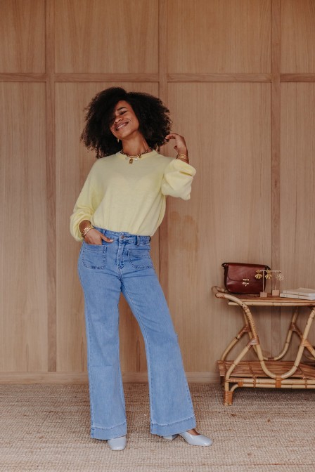 Femme avec un pull jaune. Femme avec un pull jaune.
