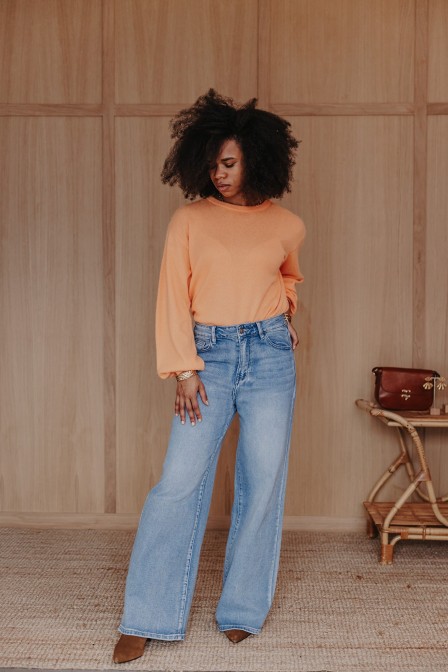 Femme avec un pull. Femme avec un pull.