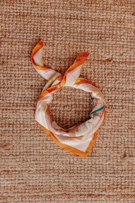 Zoom sur le foulard posé. Zoom sur le foulard posé.