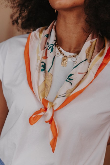 Zoom sur le foulard posé. Zoom sur le foulard posé.