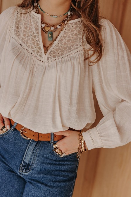 Femme avec une blouse. Femme avec une blouse.