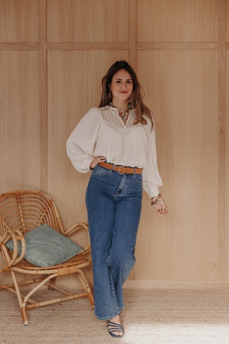 Femme avec une blouse. Femme avec une blouse.