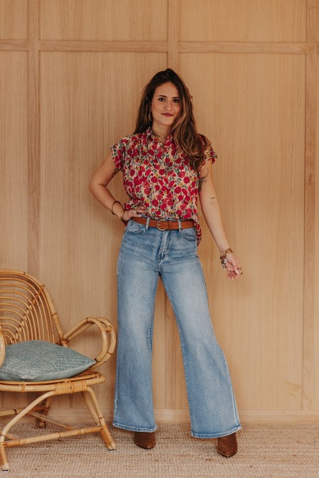 Femme avec une chemise. Femme avec une chemise.