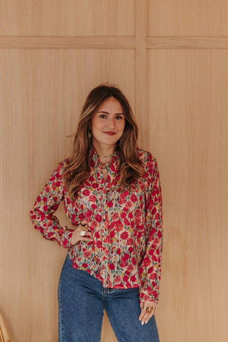 Femme avec une chemise. Femme avec une chemise.