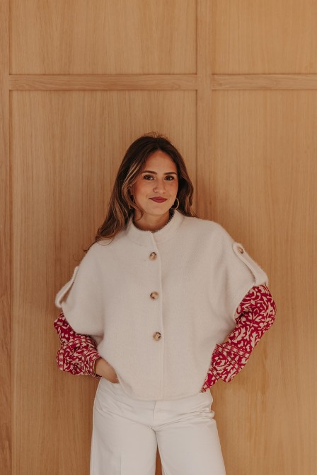 Femme avec une veste. Femme avec une veste.
