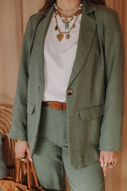 Zoom sur le blazer porté. Zoom sur le blazer porté.