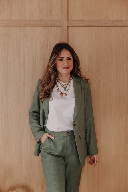 Zoom sur le blazer porté. Zoom sur le blazer porté.