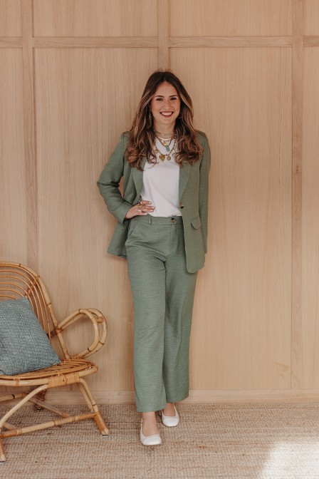 femme avec un pantalon.