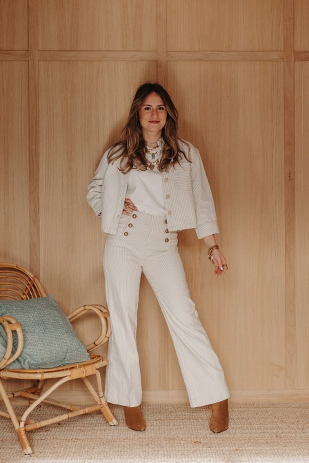 Femme avec une veste.