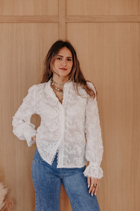 Femme avec une chemise brodée. Femme avec une chemise brodée.