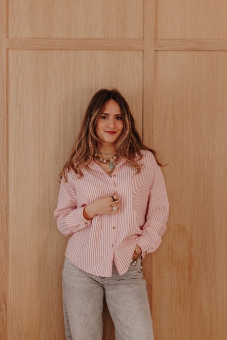 Femme avec une chemise rayée. Femme avec une chemise rayée.