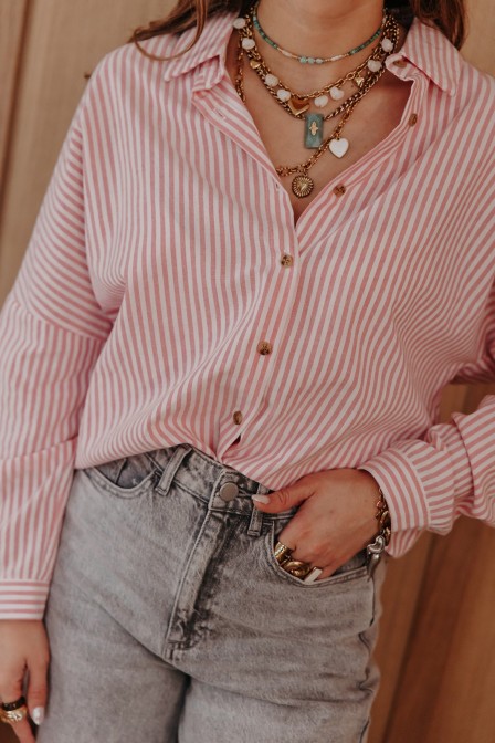 Femme avec une chemise rayée. Femme avec une chemise rayée.