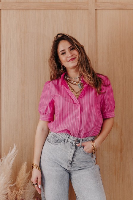 Femme avec une chemise. Femme avec une chemise.