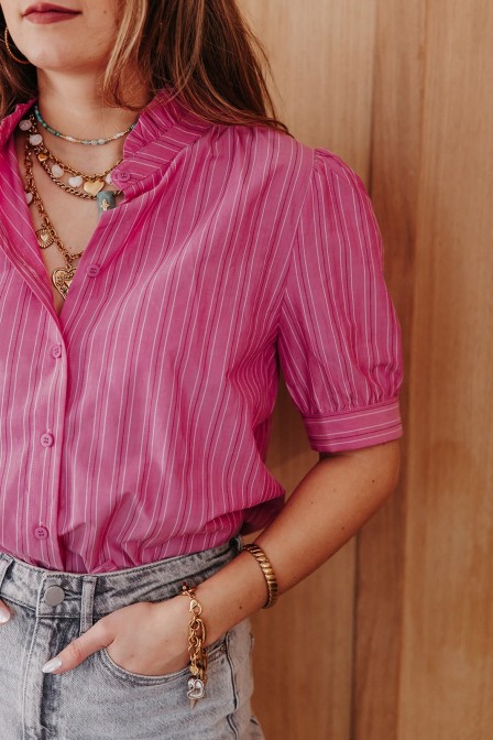 Femme avec une chemise. Femme avec une chemise.
