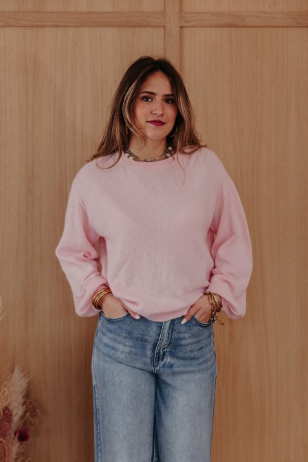 Femme avec un pull. Femme avec un pull.