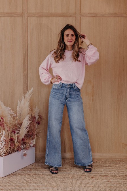 Femme avec un pull. Femme avec un pull.