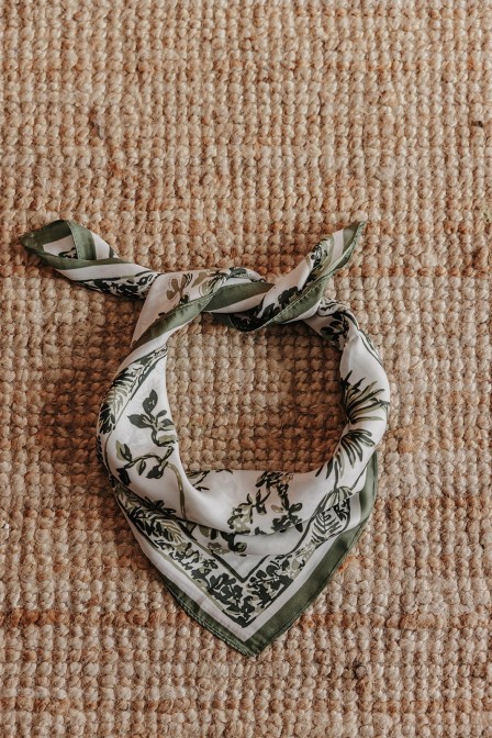 Femme avec un foulard.