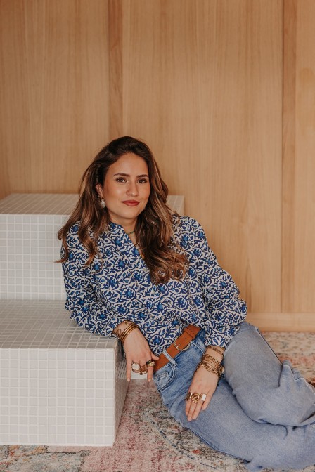 Femme avec une chemise. Femme avec une chemise.