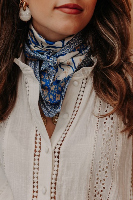 Femme avec un foulard. Femme avec un foulard.
