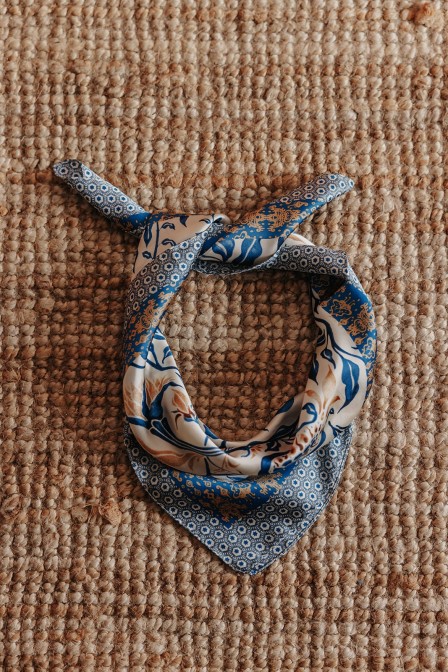 Femme avec un foulard. Femme avec un foulard.