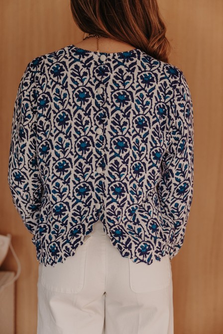 Femme avec un pull.