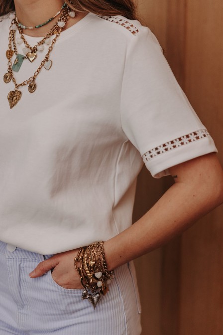 Zoom sur les détails du t-shirt. Zoom sur les détails du t-shirt.