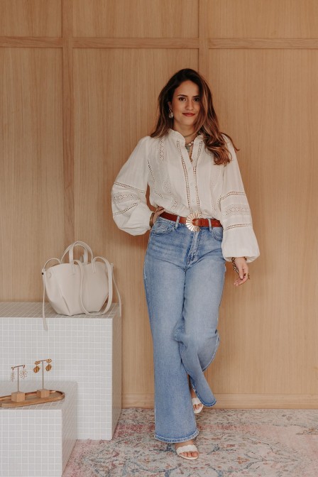 Femme avec une blouse. Femme avec une blouse.