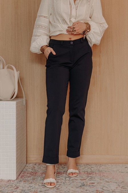 Femme avec un pantalon. Femme avec un pantalon.