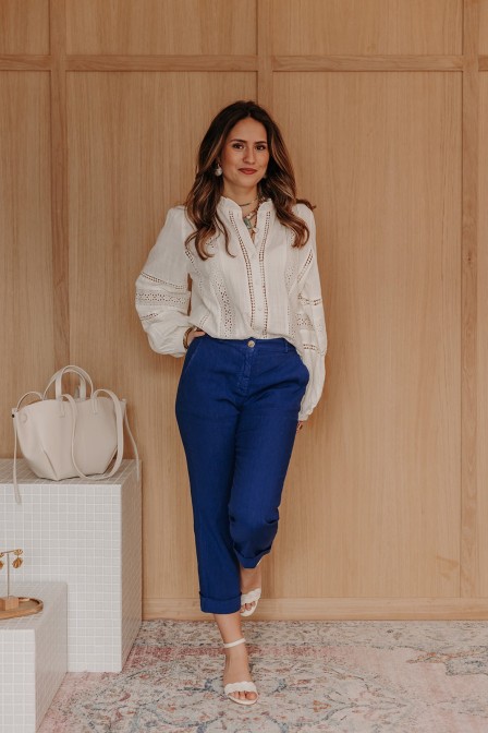 Femme avec un pantalon. Femme avec un pantalon.
