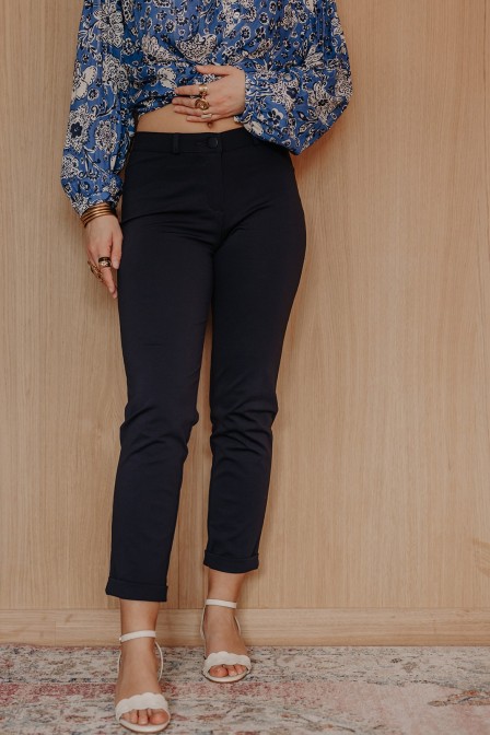 Femme avec un pantalon marine. Femme avec un pantalon marine.