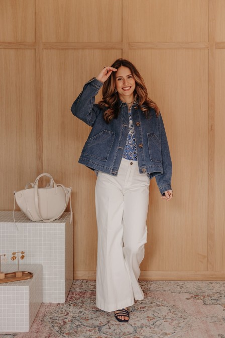 Femme avec une veste. Femme avec une veste.