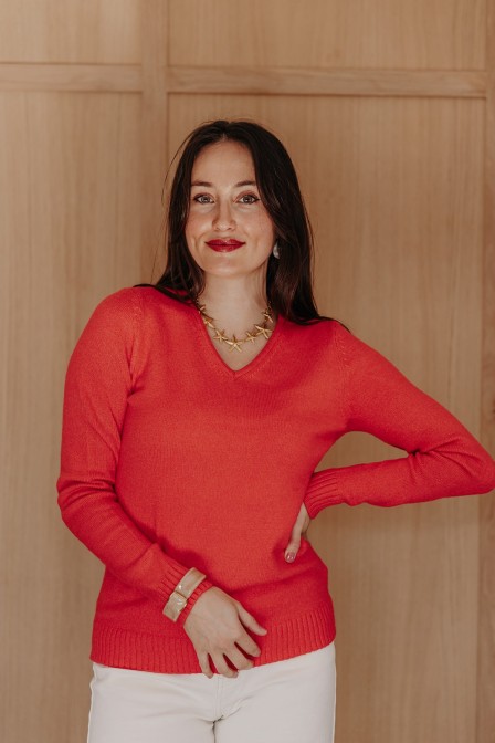 Femme avec un pull. Femme avec un pull.