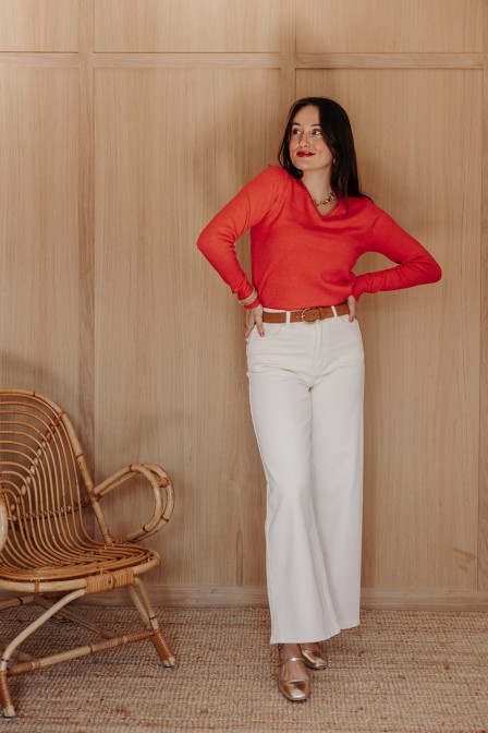Femme avec un pull. Femme avec un pull.